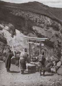 Svatyně na okraji kráteru (černobílá fotografie) od Herbert Ponting