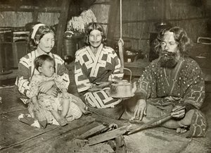 Ainu Man and Women at Home, 1910. od Herbert Ponting