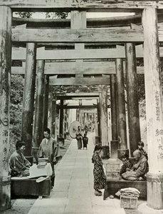 Avenue of Torii v Inari, 1910. od Herbert Ponting