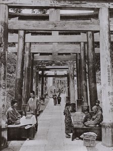 Avenue of Torii v chrámu Inari (černobílá fotografie) od Herbert Ponting