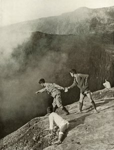 Na okraji kráterů, Aso-San, 1910. od Herbert Ponting