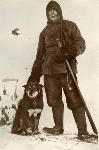 C. H. Meares a Osman, vůdce psů, 28. srpna 1911, 1913 od Herbert Ponting