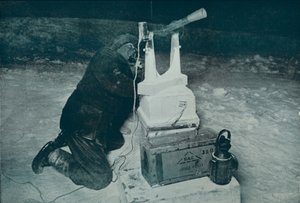 C. S. Wright Making Observation with the Transit., 8. srpna 1911, 1913 od Herbert Ponting