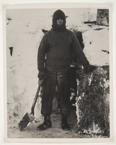 Kapitán Oates během expedice Terra Nova (1910–1913) na jižní pól (bromový tisk) od Herbert Ponting