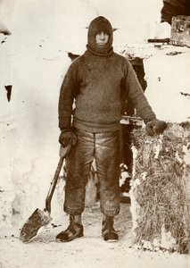 Kapitán L. E. G. Oates u dveří stáje, 30. srpna 1911, 1913 od Herbert Ponting