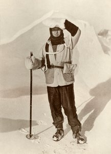 Kapitán Scott na sobě peněženku, ve které nosil své sáňkařské deníky, c1910-1911, 1913 od Herbert Ponting