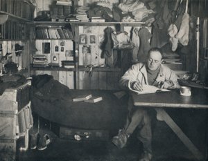 Kapitán Scott píše svůj deník v chatě na Cape Evans, c1911, 1914. od Herbert Ponting