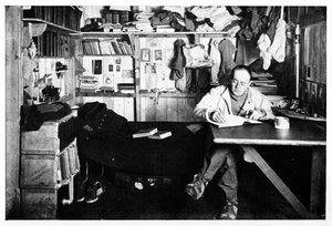 Kapitán Scott píše svůj deník, c1911, 1928. od Herbert Ponting