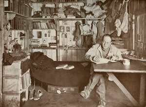 Kapitán Scott ve svém doupěti, c1911, 1913 od Herbert Ponting