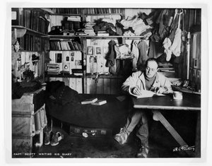 Kapitán Scott píše svůj deník během expedice „Terra Nova“ (1910–1913) na jižní pól (bromový tisk) od Herbert Ponting