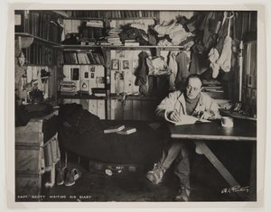 Kapitán Scott píšící svůj deník během expedice Terra Nova (1910-1913) na jižní pól (bromový tisk) od Herbert Ponting