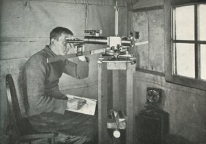 Dr. Simpson na Unifilar Magnetometer, 1911, 1913 od Herbert Ponting