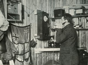 Dr. Simpson v chatě na druhém konci telefonu Načasování pozorování, c1911, 1913 od Herbert Ponting