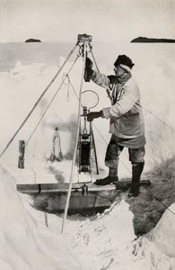 E. W. Nelson s Nansen-Petersenovou izolovanou lahví na vodu, c1911, 1913 od Herbert Ponting