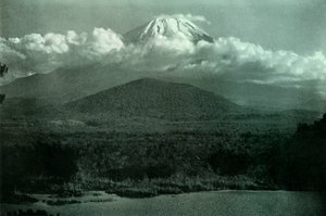Fuji při východu slunce, 1910. od Herbert Ponting