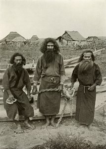 Happu Konno, Lovec ve středu a dva rybáři Ainu, 1910. od Herbert Ponting