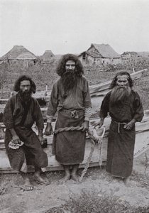 Happukonno, lovec (uprostřed) a dva rybáři Ainu (černobílá fotografie) od Herbert Ponting