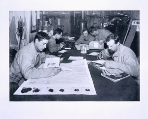 Chata v Winter Quarters, z „Scottovy poslední expedice“ od Herbert Ponting