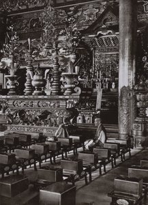 Interiér buddhistického chrámu (černobílá fotografie) od Herbert Ponting