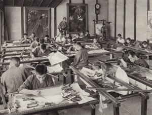 Japonsko ve 20. letech 20. století: Škola vyšívání v Kjótu (černobílá fotografie) od Herbert Ponting
