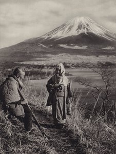 Japonsko ve 20. letech 20. století: Fudži, nejposvátnější hora Japonska (černobílá fotografie) od Herbert Ponting