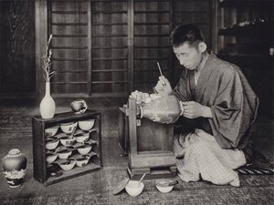 Japonsko ve 20. letech 20. století: Malba porcelánu (černobílá fotografie) od Herbert Ponting