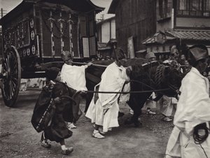 Japonsko ve 20. letech: šintoistický pohřeb vysoce postavené osoby (černobílá fotografie) od Herbert Ponting