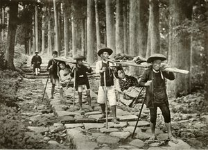 Japonské dámy jdou do svatyní, Nikko, 1910. od Herbert Ponting