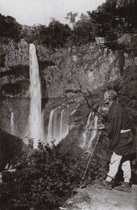 Kegon-no-taki (černobílá fotografie) od Herbert Ponting