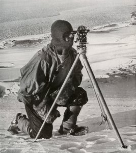 poručík E. R. G. R. Evans Surveying With The Four-Inch Theodolite, říjen 1911, 1913. od Herbert Ponting