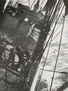 Manning the Pumps, c19101913, 1913 od Herbert Ponting