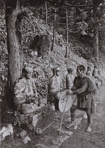Meditace, studium na Gamman-ga-Fuchi, Nikko (černobílá fotografie) od Herbert Ponting