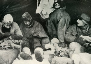 Členové polární strany, jak se dostat do spacích pytlů, c1911, 1913. od Herbert Ponting