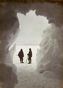 Muži před jeskyní vytesanou v ledu během expedice na Antarktidě od Herbert Ponting