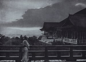 Měsíční svit v Kiyomizu-dera (černobílá fotografie) od Herbert Ponting