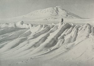 Mount Erebus nad ledovcem opotřebovaným vodou, říjen 1911, 1913 od Herbert Ponting