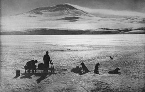 Mount Erebus ukazuje známky činnosti, c1910, 1928 od Herbert Ponting