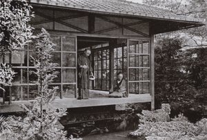 Namikawa San krmí svého kapra (černobílá fotografie) od Herbert Ponting