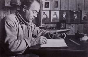 „Scott psal a plánoval a počítal u svého malého stolku“ (černobílá fotografie) od Herbert Ponting