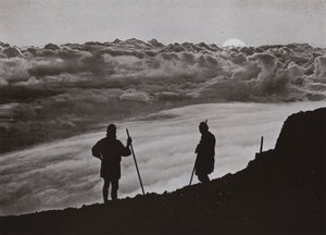 Západ slunce z vrcholu Fuji (černobílá fotografie) od Herbert Ponting