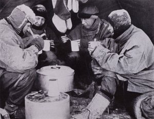 "Ten večer měli vánoční večeři" (černobílá fotografie) od Herbert Ponting