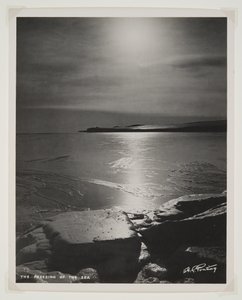 The Freezing of the Sea (bromidový tisk) od Herbert Ponting