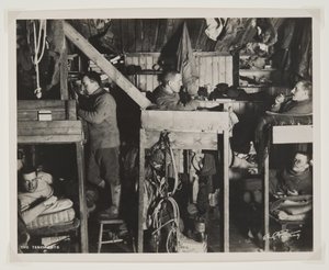 The Tenements během expedice Terra Nova (1910-13) na jižní pól (bromový tisk) od Herbert Ponting