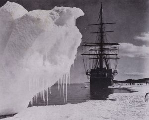„Přistání na ledové úpatí poblíž Cape Evans“ (černobílá fotografie) od Herbert Ponting