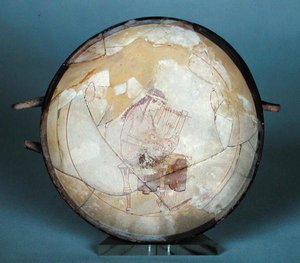 Půdní bíle broušený pohár zobrazující múzu hrající na lyru, z Eretria (keramika) od Hesiod Painter Hesiod Painter