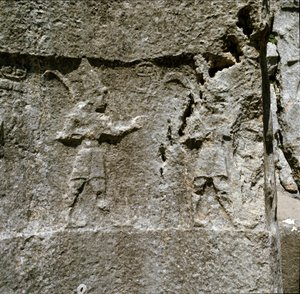 Nízký reliéf se dvěma znaky. Kolem 1250-1220 př.n.l. od Hittite