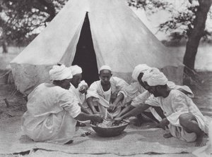 Afrika: Arabští námořníci při jídle (čb foto) od Hugo Adolf Bernatzik
