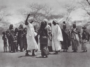 Afrika: Tanec Aulad Hamid (čb foto) od Hugo Adolf Bernatzik