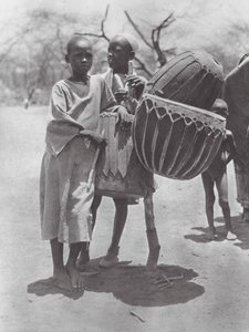 Afrika: Aulad Hamid bubnuje (čb foto) od Hugo Adolf Bernatzik