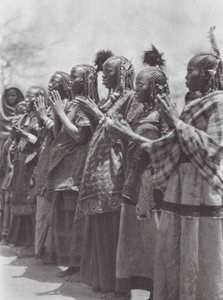 Afrika: Aulad Hamid ženy tleskající při tanci (čb foto) od Hugo Adolf Bernatzik